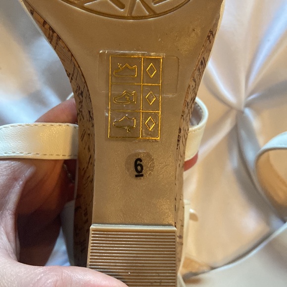 Le Chateau Shoes - Picture 3 of 3